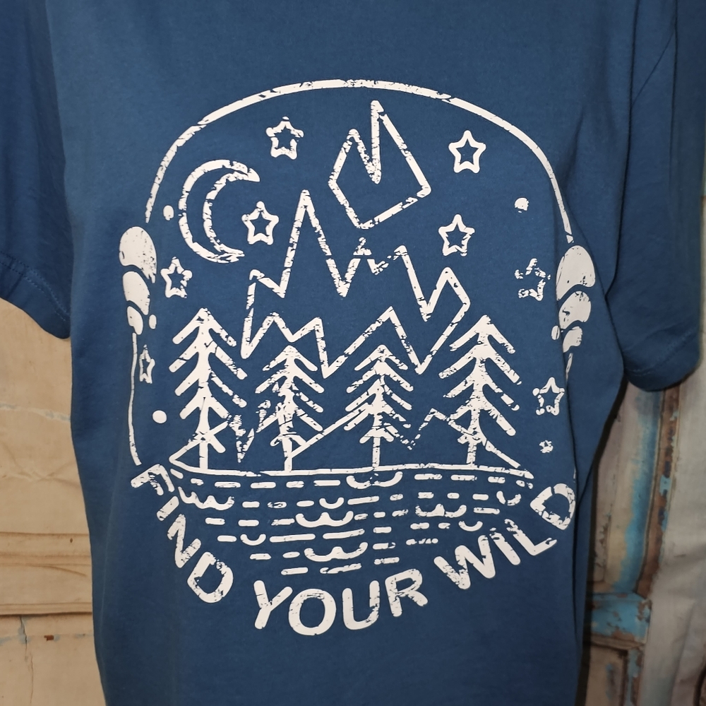 Bella Canvas Large Graphic Tshirt - Large - Find Your Wild